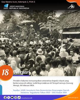 Foto Presiden Sukarno sedang menyampaikan amanatnya kepada rakyat yang berkerumun di sekitar mobil kepresidenan di daerah Tempel menuju Gunung Merapi, 18 Februari 1954.