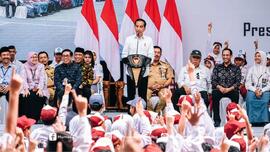 Presiden Jokowi Bagikan Bantuan PIP dan Sepeda Presiden Ir. H. Joko Widodo (2014 s.d. 2024)