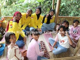 Item Arsip Foto Bermain Congklak pada Pengabdian Masyarakat Vokasi UI Bersama MRA di Bogor Tahun 2025