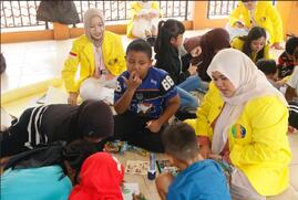 Foto Anak-Anak yang Belajar pada Aksi Bakti Sosial dan Berbagi Ilmu, Program RAMEN (MRA Mengajar) di Kampung Buku