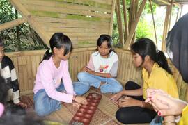 Foto Anak-Anak Bermain Permainan Tradisional Congkak pada Kegiatan Pengabdian Masyarakat Vokasi UI