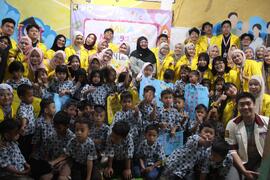Foto Panitia dan Anak-Anak Peserta Kegiatan Bakti Sosial Program MRA Mengajar (RAMEN) di Sekolah Alternatif Anak Jalanan
