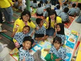 Foto Mahasiswa UI  (Aufa dan Septa) dan Anak-Anak Kelompok 2 pada Kegiatan Bakti Sosial Program MRA Mengajar (RAMEN) di Sekolah Alternatif Anak Jalanan