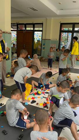 Foto Anak-Anak pada Aksi Bakti Sosial dan Berbagi Ilmu, Program RAMEN (MRA Mengajar) di Kampung Buku