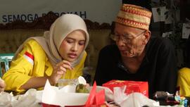 Foto Mahasiswa UI dan Seorang Kakek Bertopi pada Kegiatan Bakti Sosial Program Kampung Main di Panti Asuhan Bhakti Mandiri dan Panti Werdha Muslim Rumah Oma