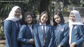 Foto Brigita dan 4 temannya di halaman SMPN 1 Kediri