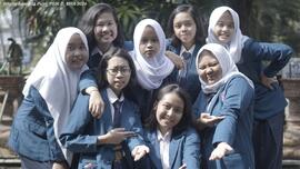 Foto Brigita dan teman-temannya di halaman SMPN 1 Kediri
