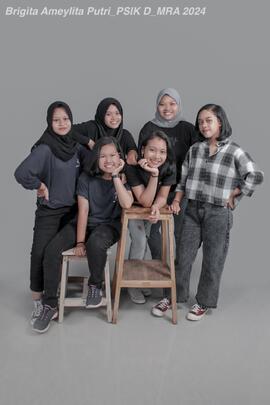 Foto Brigita dan 5 teman SMP nya di studio foto