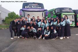Foto Brigita dan teman-teman SMA di depan bus SKKAL