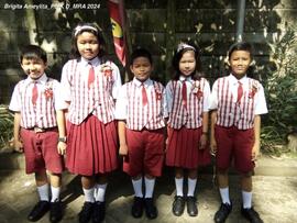 Foto Brigita dan 4 temannya saat akan pentas seni