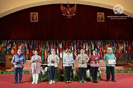 Retno Marsudi 2024 - Foto Menteri Luar Negeri Retno Marsudi bersama penerima Adam Malik Award 2024 di Museum Konferensi Asia-Afrika (MKAA), Bandung, pada hari Senin, 8 Januari 2024