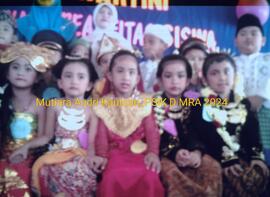 Item Arsip Foto Audri bersama kelas TK A pada Perayaan Hari Kartini tahun 2011 di RA Al-Mursyidiyyah, Tangerang Selatan