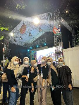 Momen saat Nabila dan Temannya mengikuti konser di Semarang