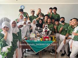 Kolaborasi Siswa dalam Pembuatan Tempat Daur Ulang