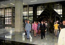 Presiden Soeharto dan rombongan mengunjungi Balai Kirti, Gedung Rektorat UI Depok saat Peresmian Kampus Baru Universitas Indonesia Depok