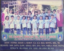 Foto Bersama Teman Kelas Taman Kanak-Kanak